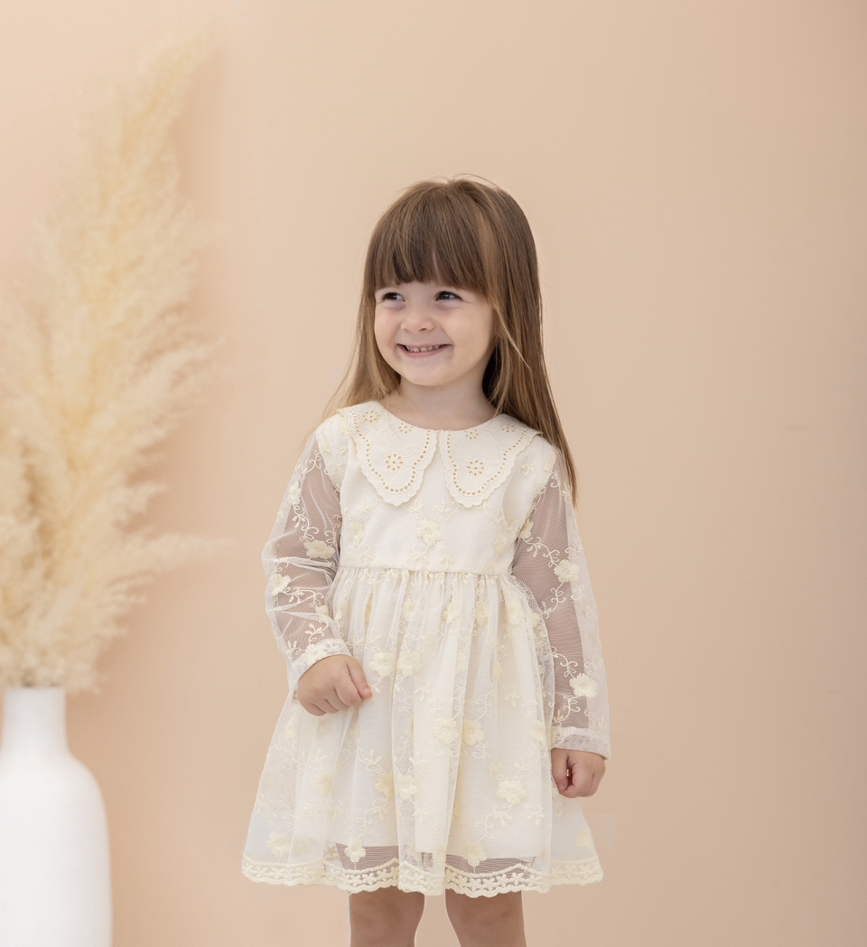 Bela haljina sa cvetnim čipkanim rukavima