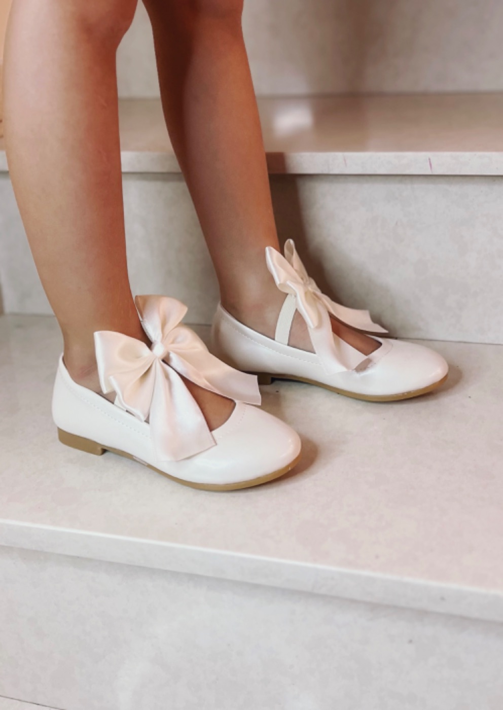 Bele baletanke sa satenskom mašnom