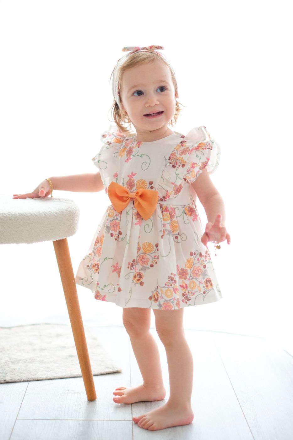 Cvetna bodi haljina sa narandžastom mašnom