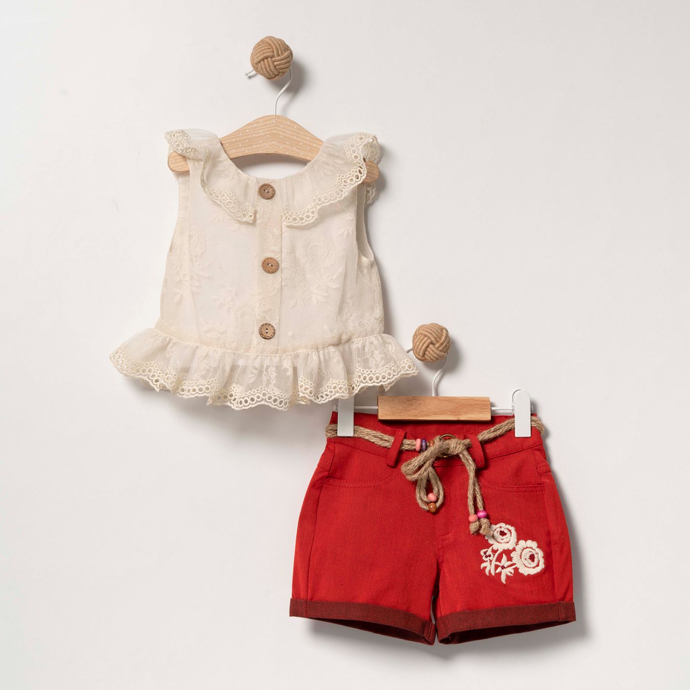 Košulja i crveni šorc sa kaišem