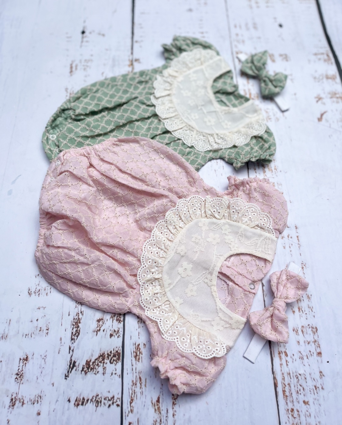 Roze bodi i traka sa vezenim detaljima