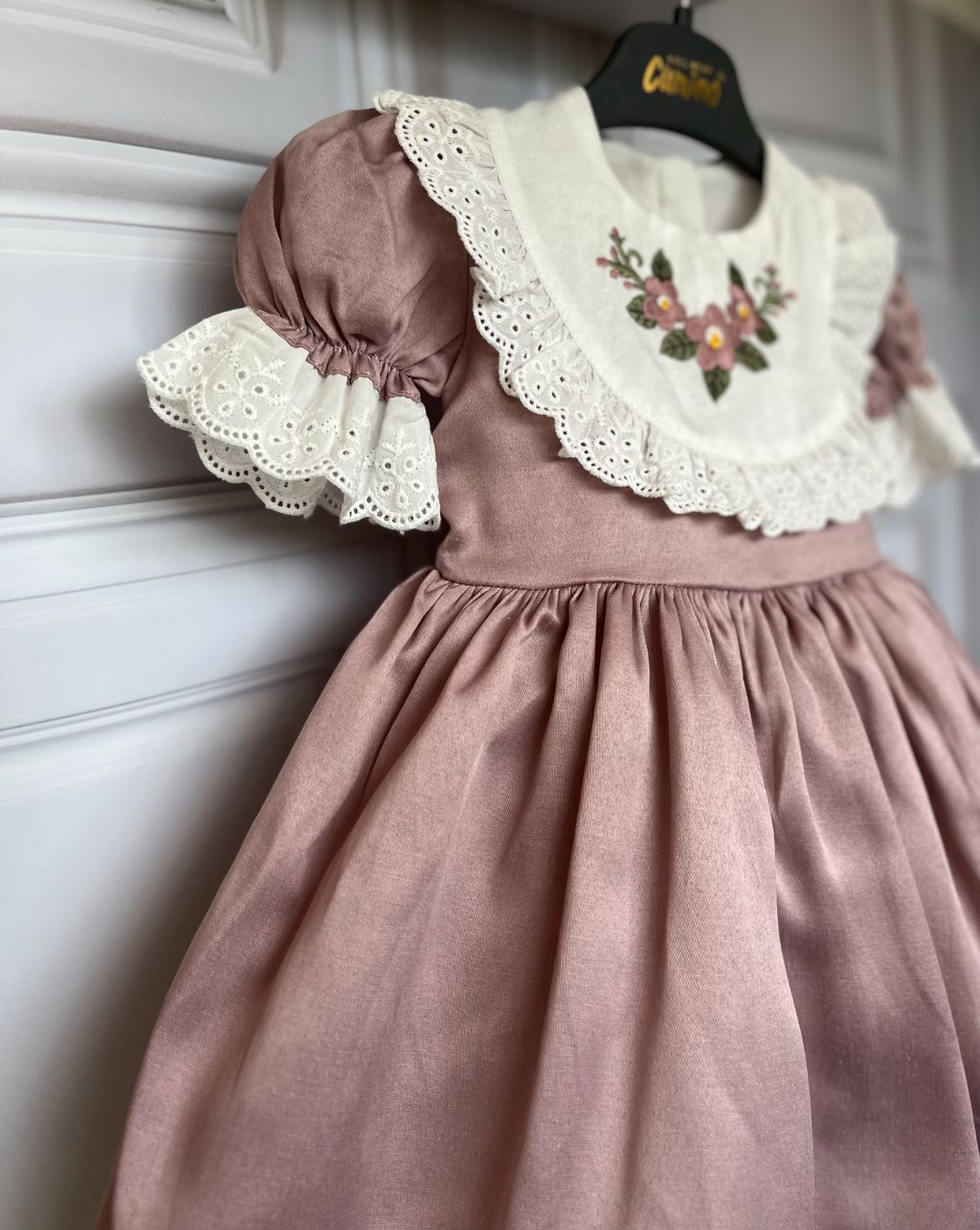 Tamno roze haljina sa vezenom kragnom