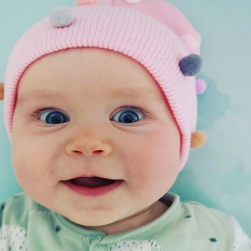 Roze kapica sa šarenim bućkama