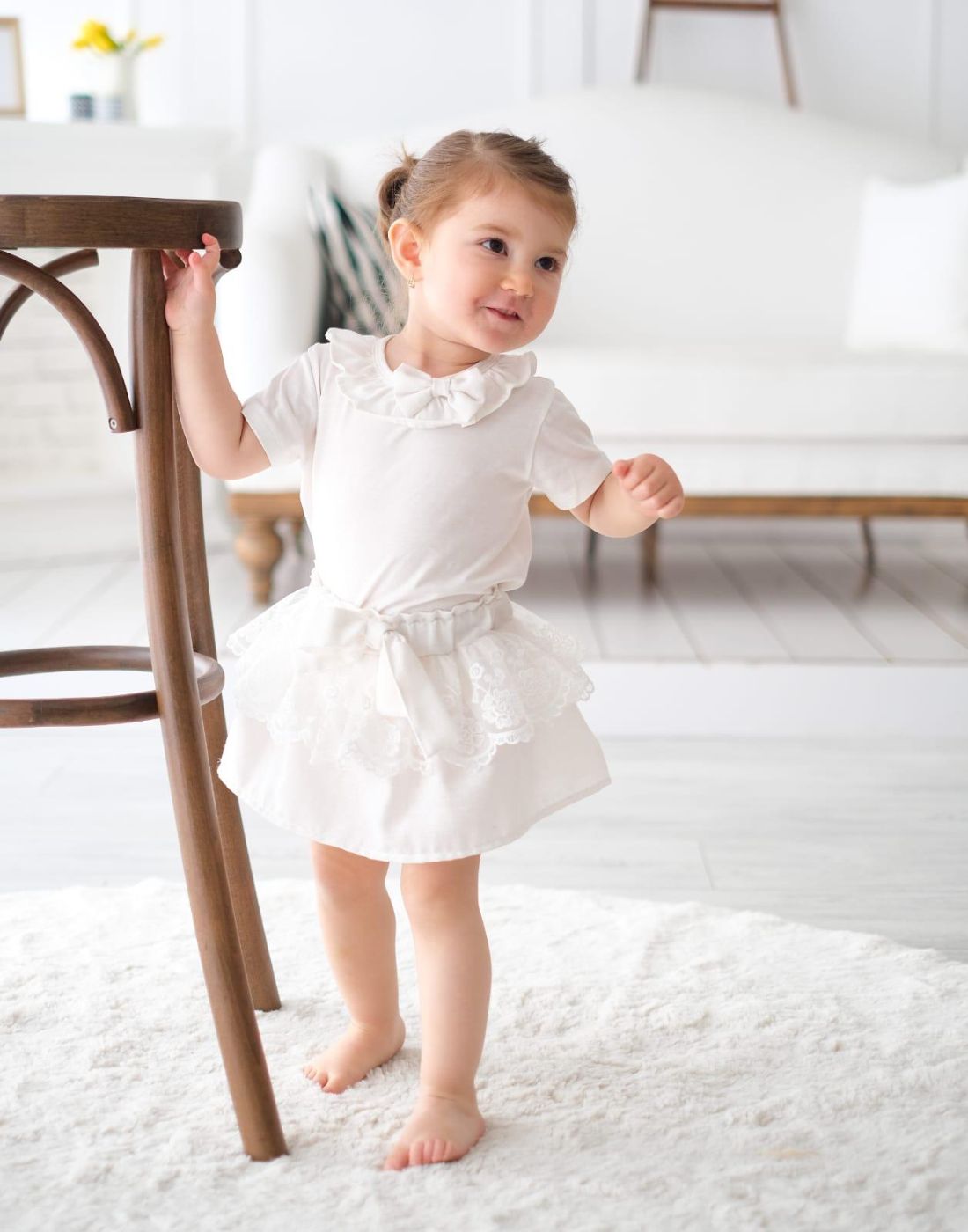 Suknja sa čipkom i bela majica