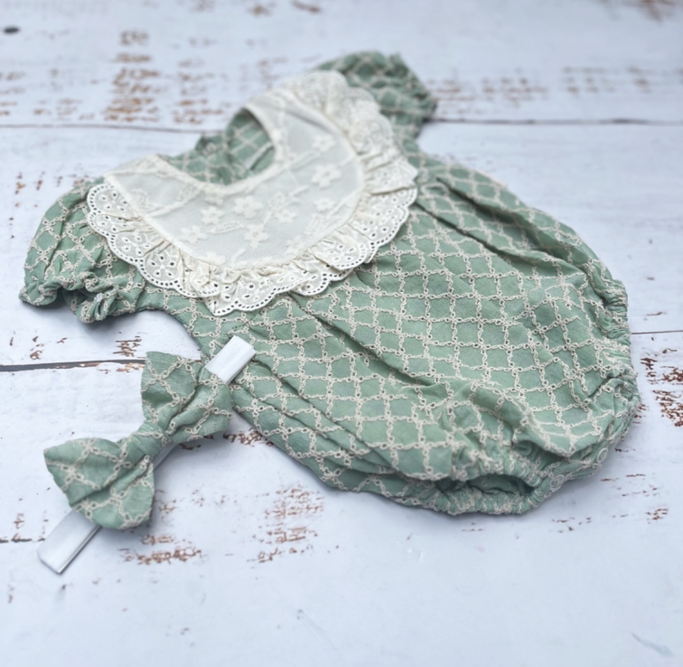 Zeleni bodi i i traka sa vezenim detaljima 